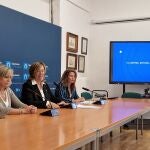 La presidenta de la Diputación de Palencia, Ángeles Armisén, presenta el Congreso junto a la vicepresidenta primera y diputada de Hacienda y Administración general de la institución provincial, María José de la Fuente, y la interventora general de la Diputación, Inmaculada Grajal.