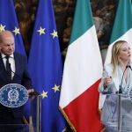 El canciller alemán, Olaf Scholz, y la primera minitra italiana, Giorgia Meloni, durante una visita a Roma