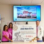 Ana Negro y Ana Espinilla entregan el cheque a Diego Soto de Prado y a José Antonio Arranz