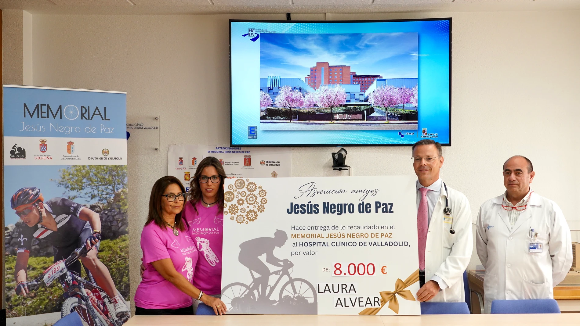 Ana Negro y Ana Espinilla entregan el cheque a Diego Soto de Prado y a José Antonio Arranz