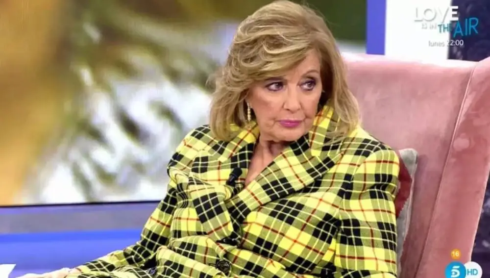 María Teresa Campos en una imagen de archivo, luciendo un traje de cuadros amarillo y negro