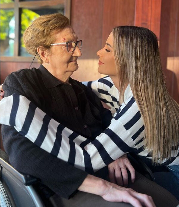 Cristina Porta junto a su abuela