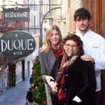 Marisa Duque junto a sus hijos Andrea y Luis, cuarta y quinta generación al frente de Casa Duque