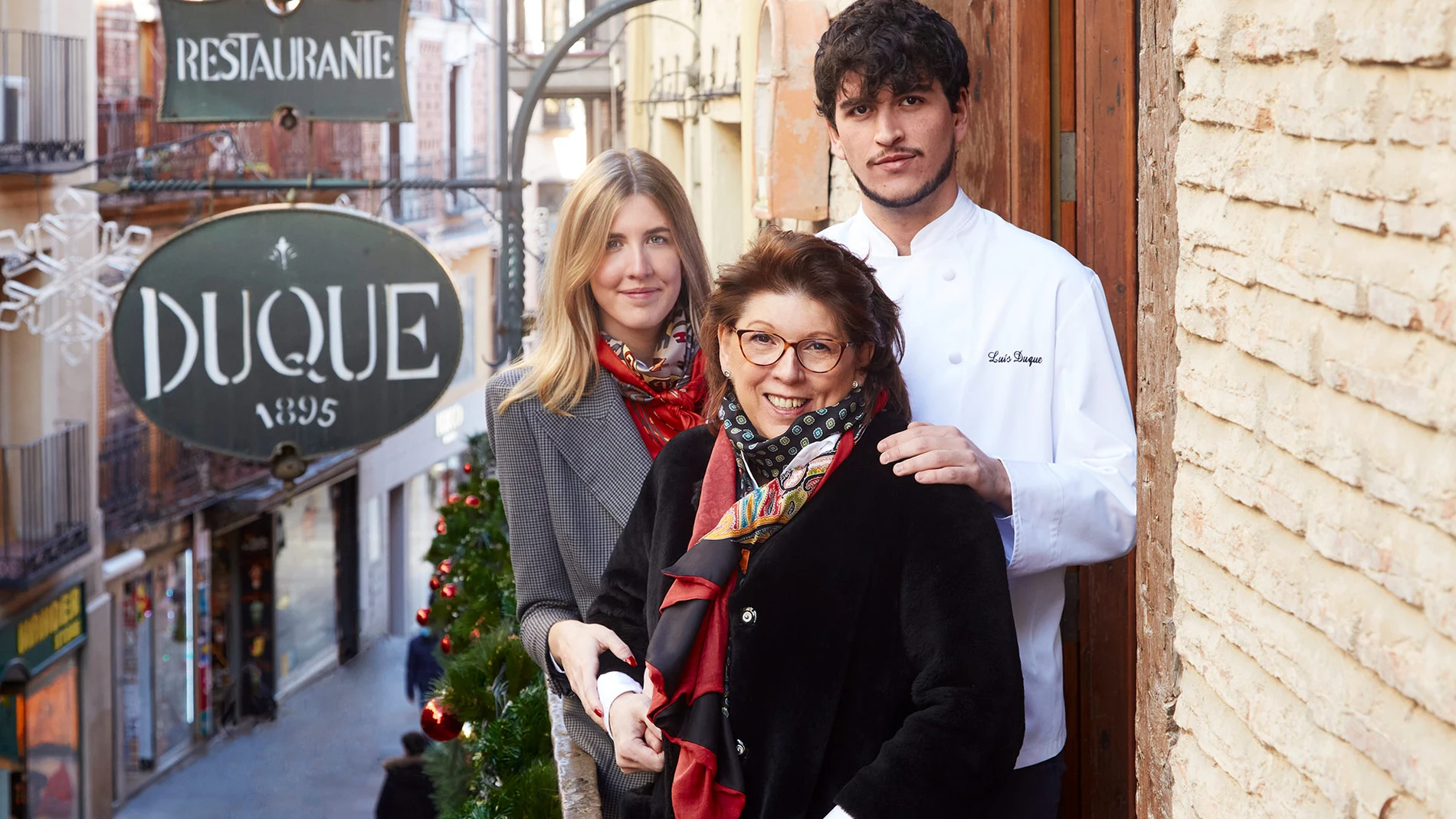 Marisa Duque junto a sus hijos Andrea y Luis, cuarta y quinta generación al frente de Casa Duque