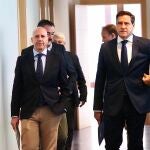 Raúl de la Hoz junto a Carlos Menéndez, antes de ofrecer la rueda de prensa