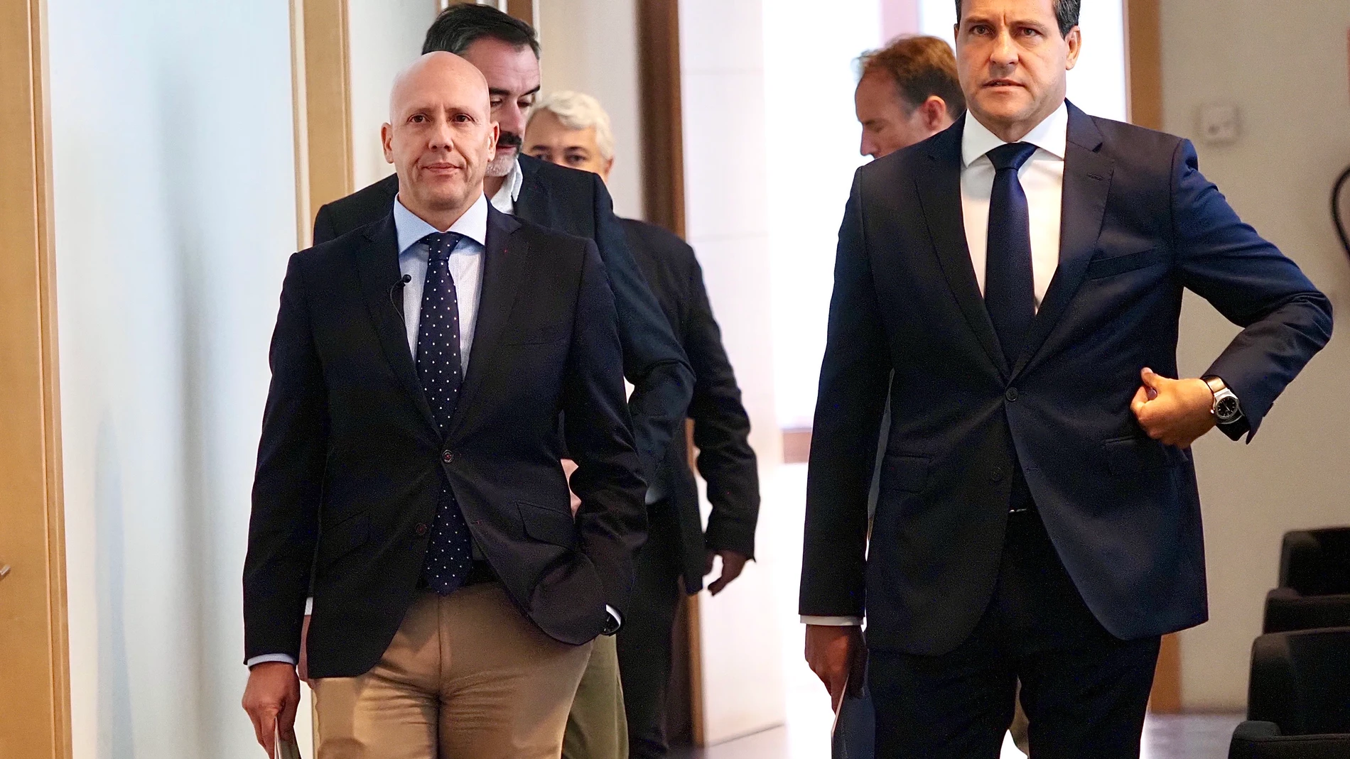 Raúl de la Hoz junto a Carlos Menéndez, antes de ofrecer la rueda de prensa