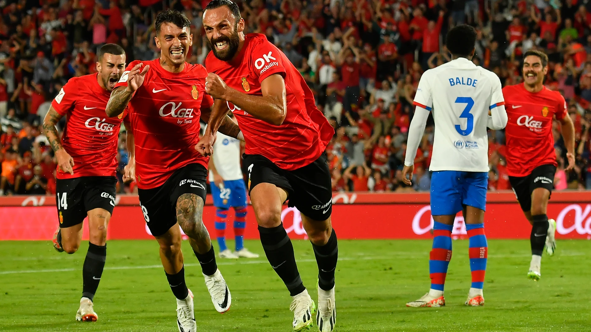 PALMA DE MALLORCA (ISLAS BALEARES), 26/09/2023.- El delantero kosovar Vedat Muriqi (c) celebra el gol 1-0 ante el FC Barcelona este martes, durante el partido de LaLiga, entre el RCD Mallorca y el FC Barcelona, en Son Moix, Palma de Mallorca. EFE/ Miquel A. Borràs