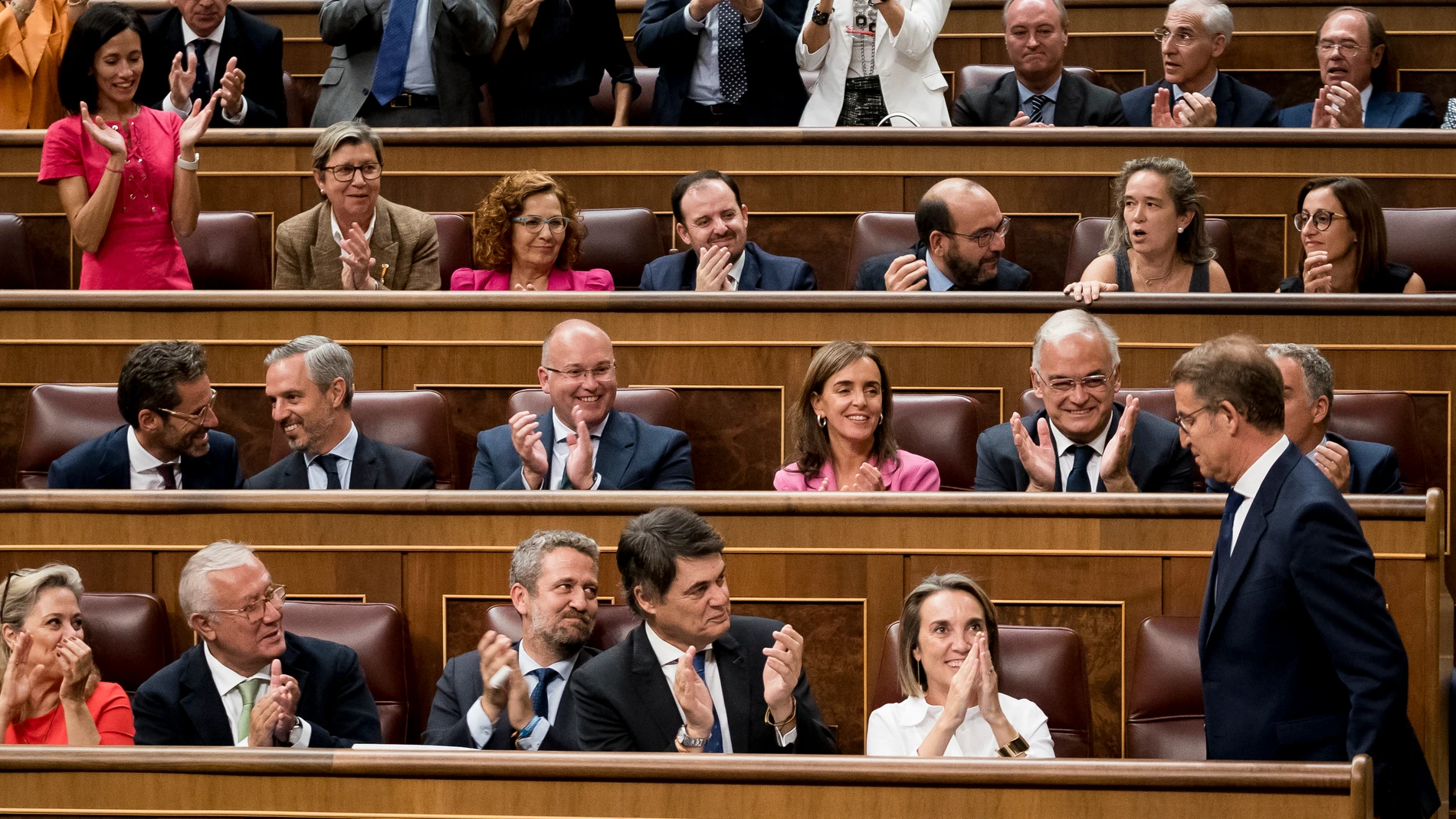 El líder del PP y candidato a la Presidencia del Gobierno, Alberto Núñez Feijóo (1d), durante la primera sesión del debate de investidura del líder del PP, en el Congreso de los Diputados, a 26 de septiembre de 2023, en Madrid (España). El presidente del PP, Alberto Núñez Feijóo, se somete hoy a su debate de investidura en el Congreso, el primero en el que se escucharán discursos en lenguas cooficiales y se podrán usar pinganillos para recibir la traducción simultánea. Su candidatura se vota ...