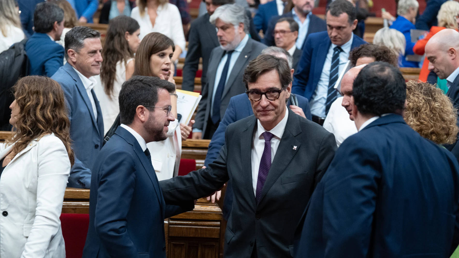 (I-D) El presidente de la Generalitat de Catalunya, Pere Aragonès; el líder del PSC, Salvador Illa y el conseller de Interior, Joan Ignasi Elena, durante el Debate de Política General de la legislatura, en el Parlament de Catalunya, a 26 de septiembre de 2023, en Barcelona, Catalunya (España). El debate arranca con el discurso del presidente de la Generalitat de Catalunya y continúa mañana, 27 de septiembre con las intervenciones de los ocho grupos parlamentarios, hasta el viernes, donde se d...
