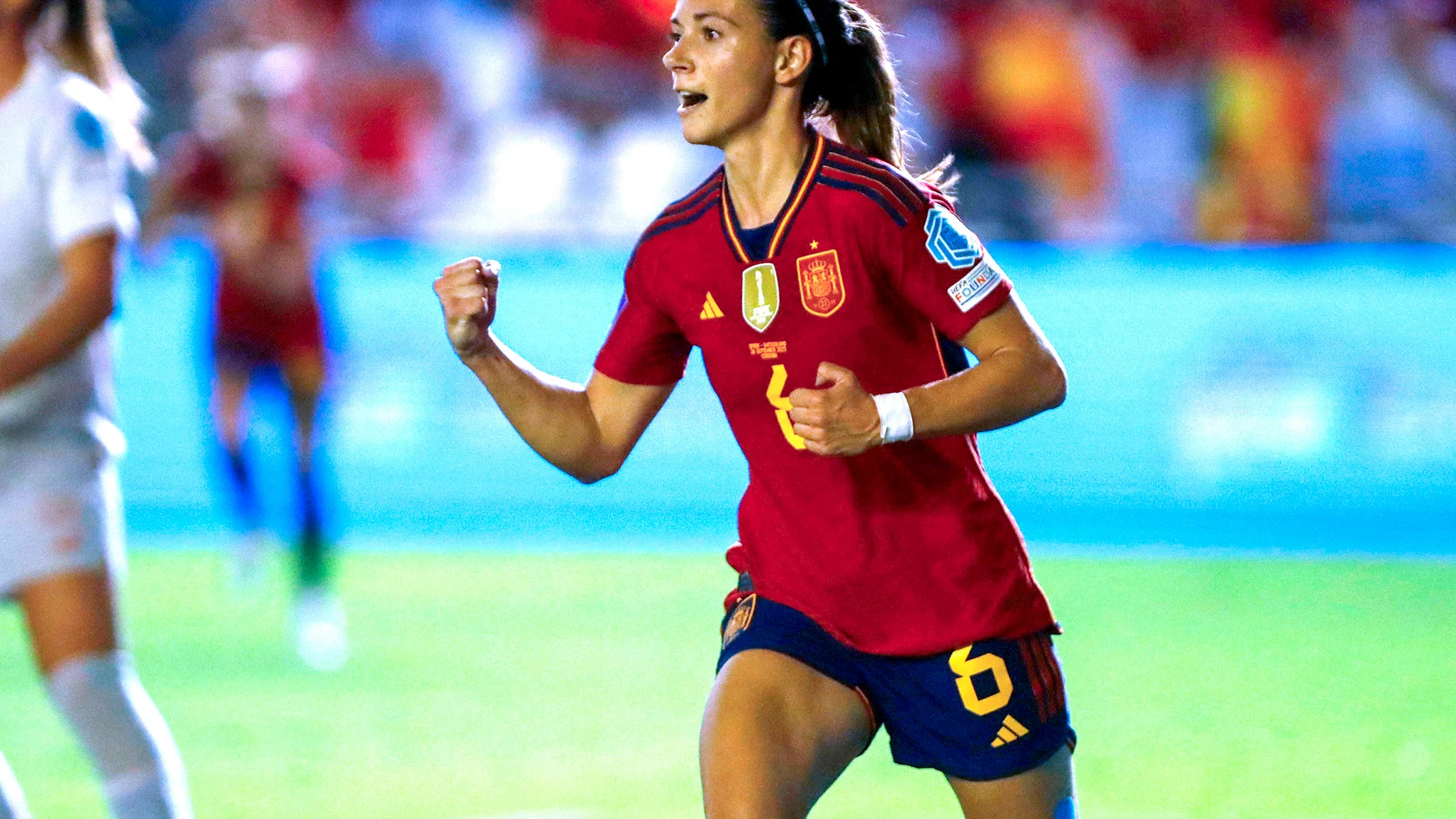 CÓRDOBA, 26/09/2023.- Lacentrocampista de la selección española de fútbol Aitana Bonmati celebra su gol, segundo ante la selección suiza, durante el encuentro de la UEFA Liga de las Naciones entre España y Suiza, este martes en el Estadio Nuevo Arcángel, en Córdoba. EFE/ Salas