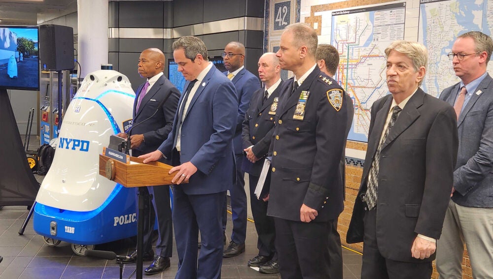 El nuevo robot de la Policía de Nueva York que ya patrulla el metro de ...