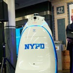 El nuevo robot de la Policía de Nueva York que ya patrulla el metro de Times Square.