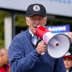 El presidente Joe Biden se puso al frente de la protesta de la UAW, ayer