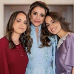 Rania de Jordania con sus hijas Salma e Imán