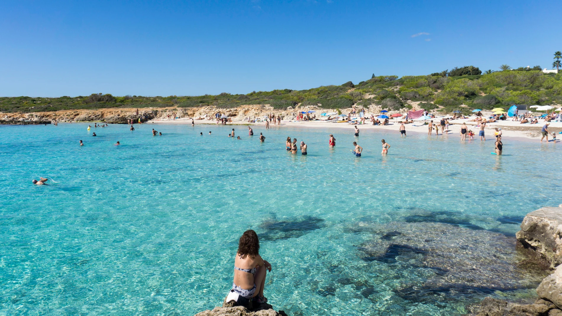 MENORCA (ISLAS BALEARES), 26/09/2023.- Fotograía de bañistas este martes, en la playa de Binibèquer, Menorca. La Agencia Estatal de Meteorología (Aemet) prevé para este miércoles en Baleares cielos poco nubosos o despejados. Las temperaturas sufrirán pocos cambios y el viento soplará flojo variable con brisas costeras débiles por la tarde. EFE/ David Arquimbau Sintes