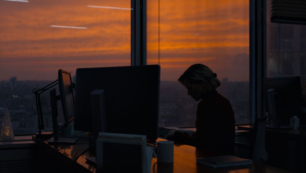 "Through the Night" está basada en el planteamiento de un cortometraje de la propia Girard