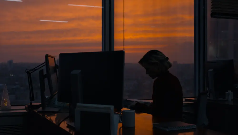 "Through the Night" está basada en el planteamiento de un cortometraje de la propia Girard