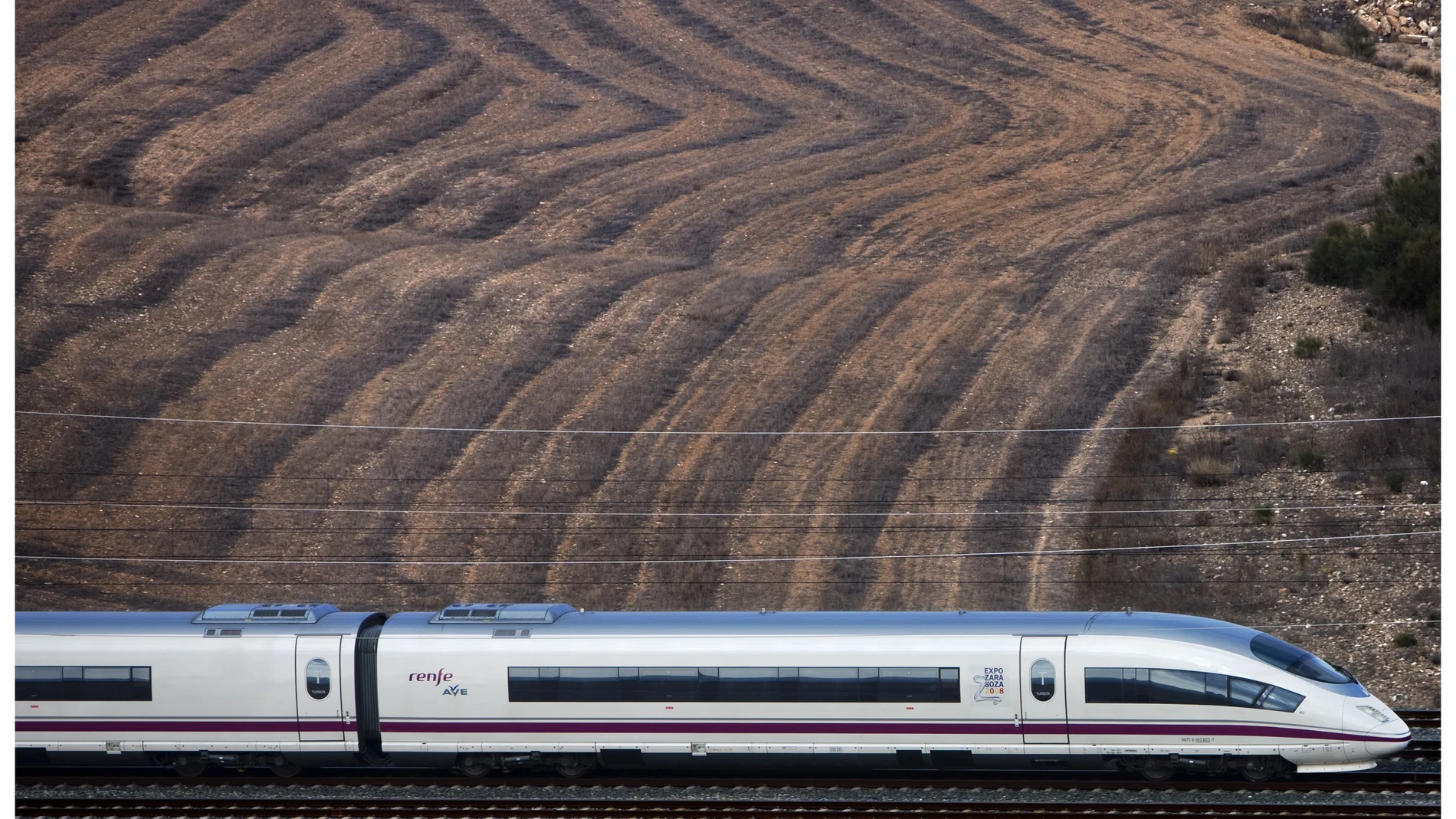 Economía.- Renfe invertirá 350 millones en construir 34 plantas fotovoltaicas para suministrar energía a sus trenes