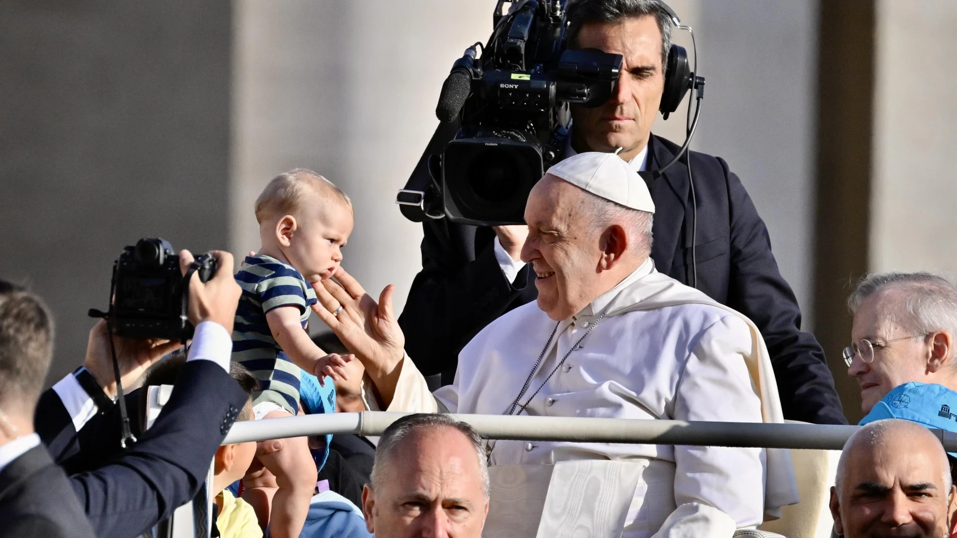 Francisco durante la audiencia general en la plaza de San Pedro del Vaticano
