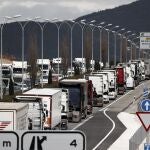GRAFCAV3717. PAMPLONA, 21/03/2022.- Cientos de camioneros convocados por la Plataforma para la Defensa del Sector del Transporte de Mercancías por Carretera Nacional e Internacional han ocupado con sus camiones la ronda de Pamplona en protesta por la situación que atraviesa el sector del transporte. EFE/ Jesús Diges