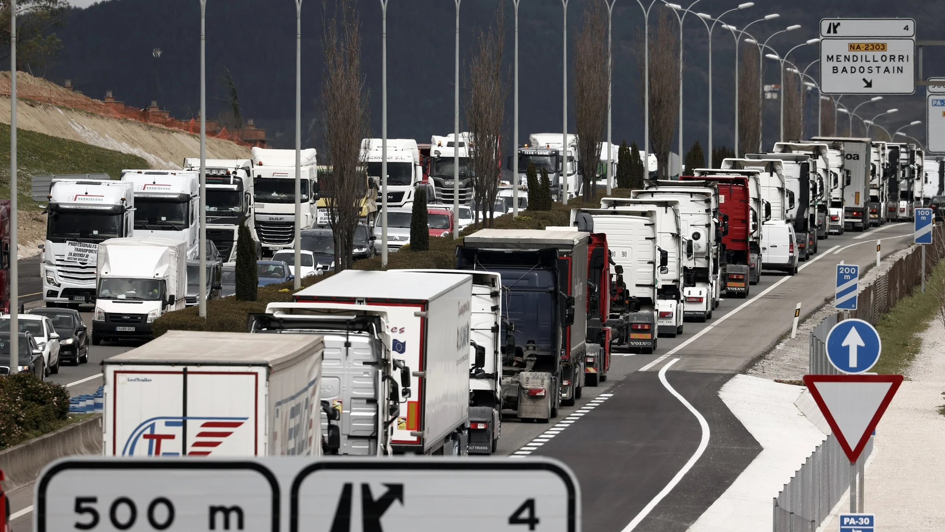 GRAFCAV3717. PAMPLONA, 21/03/2022.- Cientos de camioneros convocados por la Plataforma para la Defensa del Sector del Transporte de Mercancías por Carretera Nacional e Internacional han ocupado con sus camiones la ronda de Pamplona en protesta por la situación que atraviesa el sector del transporte. EFE/ Jesús Diges