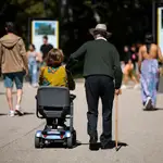 Jubilados dando un paseo por las calles de Madrid