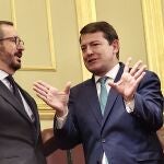 Mañueco conversa con Javier Maroto en el Congreso de los Diputados