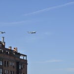 Un Airbus A400M y un A330 sobre el cielo de Madrid