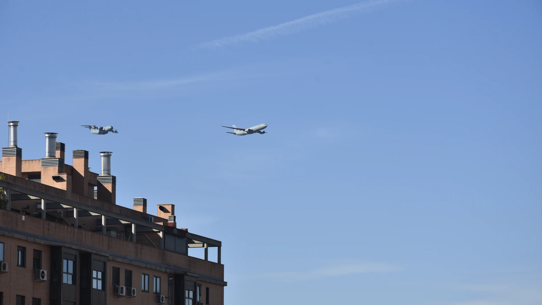 Un Airbus A400M y un A330 sobre el cielo de Madrid ensayando el desfile del 12-O