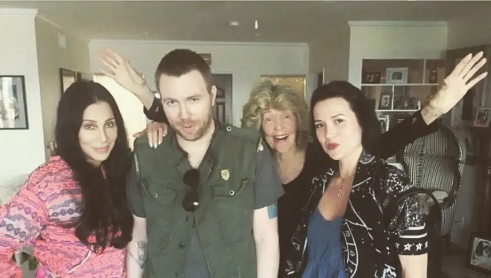Cher junto a su hijo Elijah y su nuera