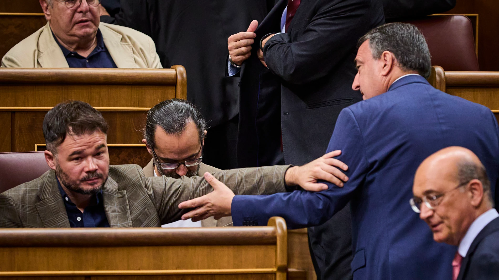 Gabriel Rufián (ERC) y Aitor Esteban (PNV) se saludan ayer en el Congreso en el pleno de la sesión de investidura