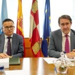 El consejero de Medio Ambiente, Vivienda y Ordenación del Territorio, Juan Carlos Suárez-Quiñones, y el consejero del Medio Rural de la Xunta de Galicia, José González, mantienen una reunión de coordinación autonómica en materia de política e incendios forestales