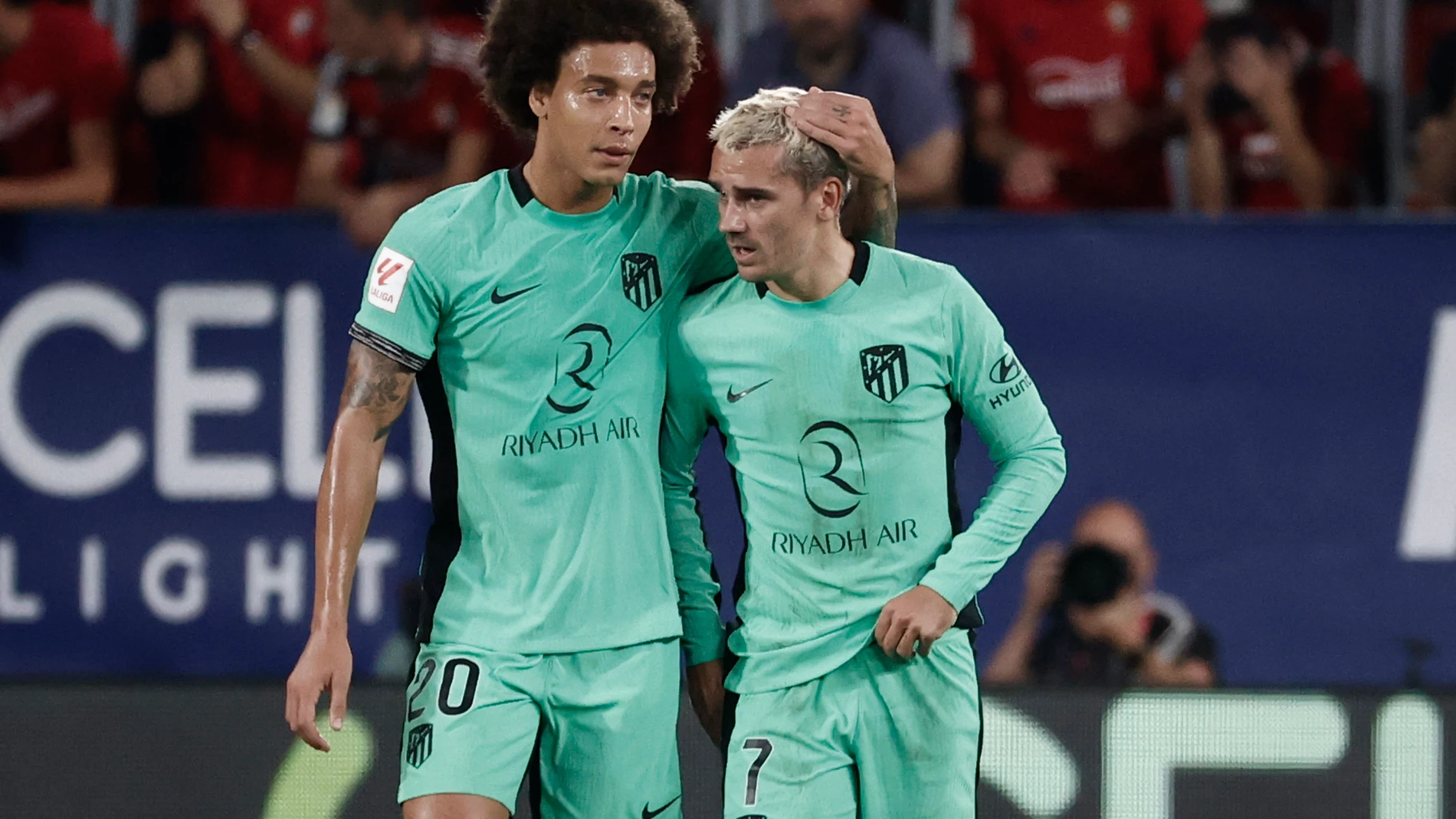 PAMPLONA, 28/09/2023.- El delantero del Atlético de Madrid Antoine Griezmann (d) celebra con su compañero Axel Witsel (i) el gol conseguido ante Osasuna durante el partido de la 7ª jornada de Liga de Primera División que disputan el Osasuna y el Atlético de Madrid, este jueves en el estadio de El Sadar, en Pamplona. EFE/Jesús Díges