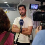 Enrique Giménez (en la imagen), que defiende a dos de los ocho menores arrestados el pasado lunes, día 25, y que pasaron una noche en los calabozos de la Guardia Civil antes de quedar libres con cargos tras pasar a disposición del juzgado de Menores de Alicante, el martes.