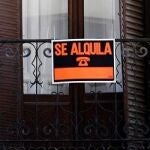 Cartel con un piso en alquiler