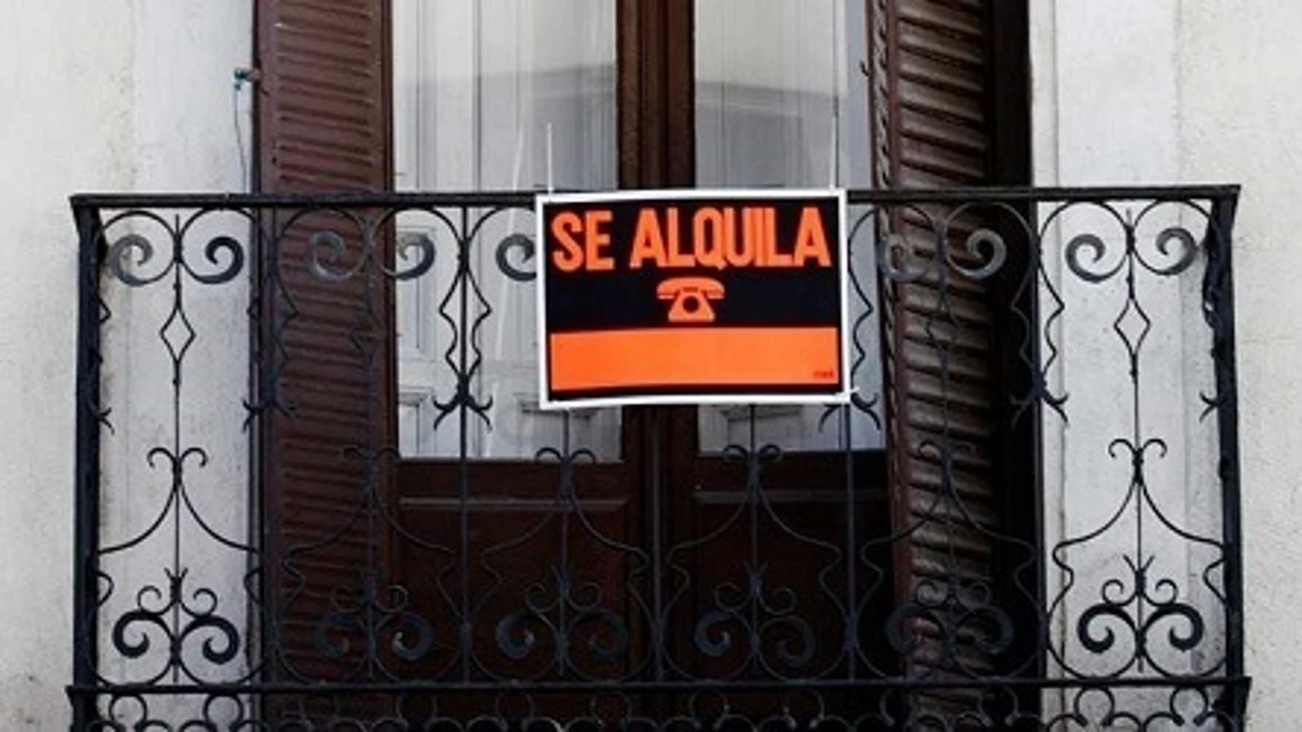 Cartel con un piso en alquiler