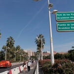 El Puente de las Flores pasa a llamarse también Alcaldesa Rita Barberá