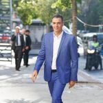 El secretario general del PSOE y presidente del Gobierno en funciones, Pedro Sánchez, a su llegada a la clausura de las Jornadas del Grupo S&D, en el Hotel Meliá Castilla, a 28 de septiembre de 2023, en Madrid (España). Sánchez ha retomado hoy su agenda tras el debate de investidura del líder del Partido Popular, Alberto Núñez Feijóo, con actos de partido. En concreto, hoy ha participado en la clausura de las Jornadas del Grupo S&D (socialistas y demócratas) del Parlamento Europeo que se están celebrando estos días en Madrid. 28 SEPTIEMBRE 2023;MADRID;JORNADAS GRUPO SYD;PARLAMENTO EUROPEO Eduardo Parra / Europa Press 28/09/2023