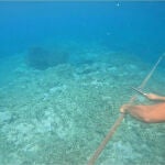 La Guardia Costera filipina corta la barrera flotante de 300 metros instalada por China en los alrededores del atolón de Scarborough Shoal
