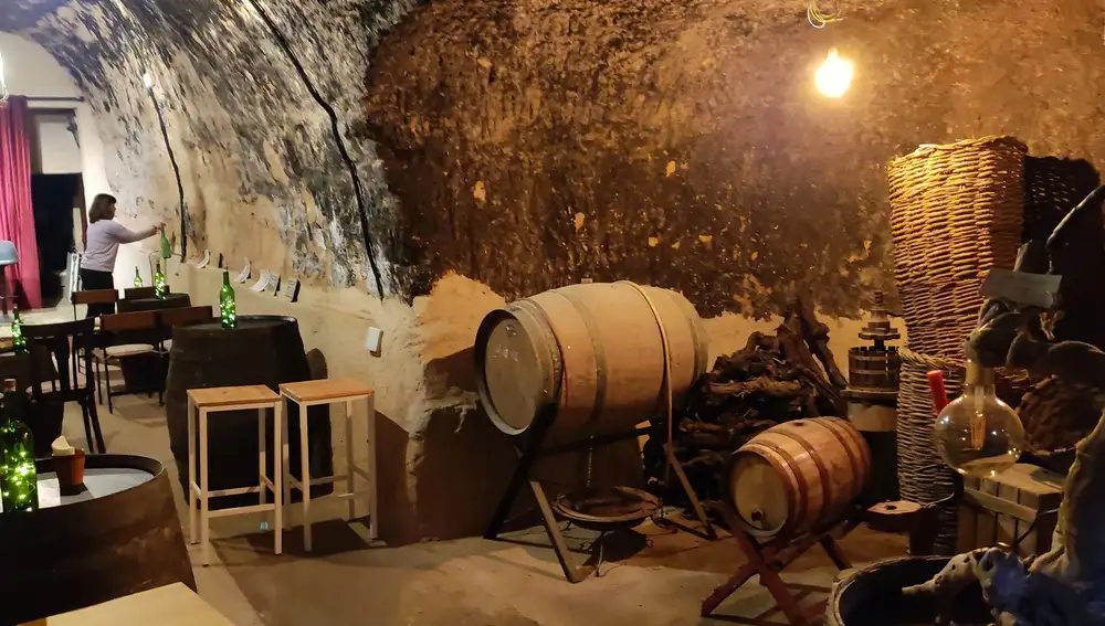 Silvia ultima los preparativos en la bodega subterránea antes de un espectáculo