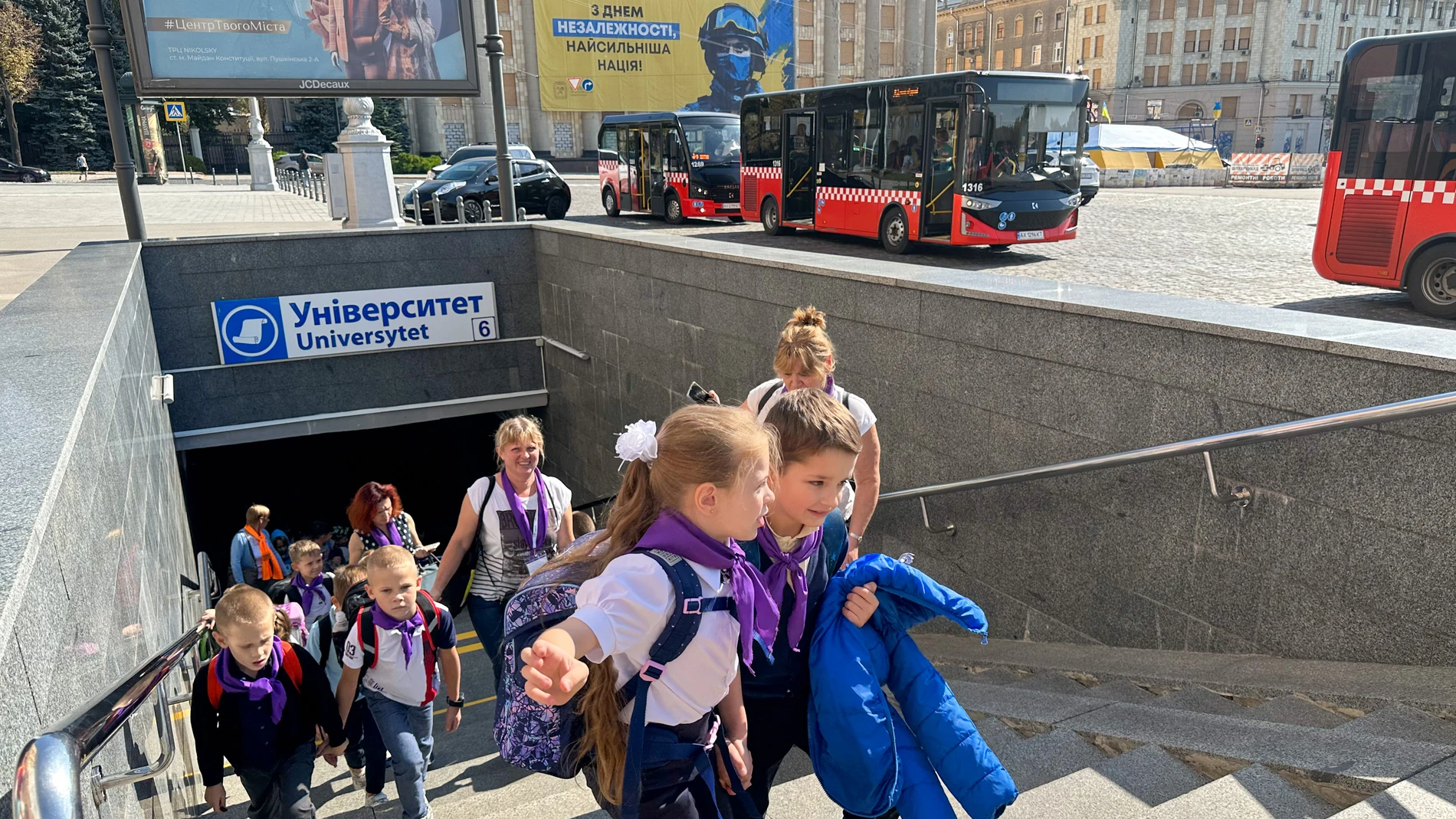 Niños de Jarkiv salen del metro tras asistir a clase