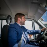 El consejero de Fomento, Nacho Hernando, ha entregado 12 nuevos vehículos ligeros a las 12 brigadas de carreteras de la provincia de Toledo