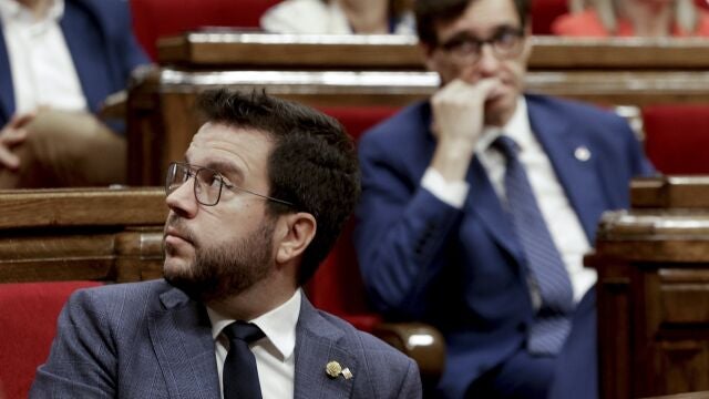 GRAFCAT4574. BARCELONA, 29/09/2023.- El presidente de la Generalitat, Pere Aragonès (i), y el lider del PSC, Salvador Illa (d), durante el pleno del Parlament en el que las fuerzas independentistas han redoblado hoy su presión al presidente del Gobierno en funciones y líder del PSOE, Pedro Sánchez, al aprobar en el Parlament una propuesta de resolución para condicionar su investidura a fijar las condiciones para celebrar un referéndum, una postura que el PSC ha descartado ya con rotundidad. EFE/Quique García