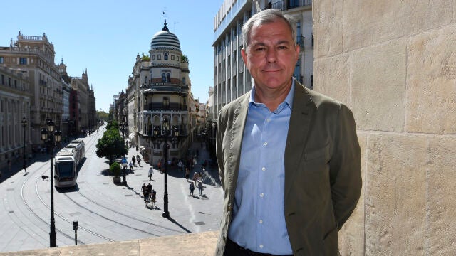 José Luis Sanz, alcalde de Sevilla, posa la terraza del Ayuntamiento