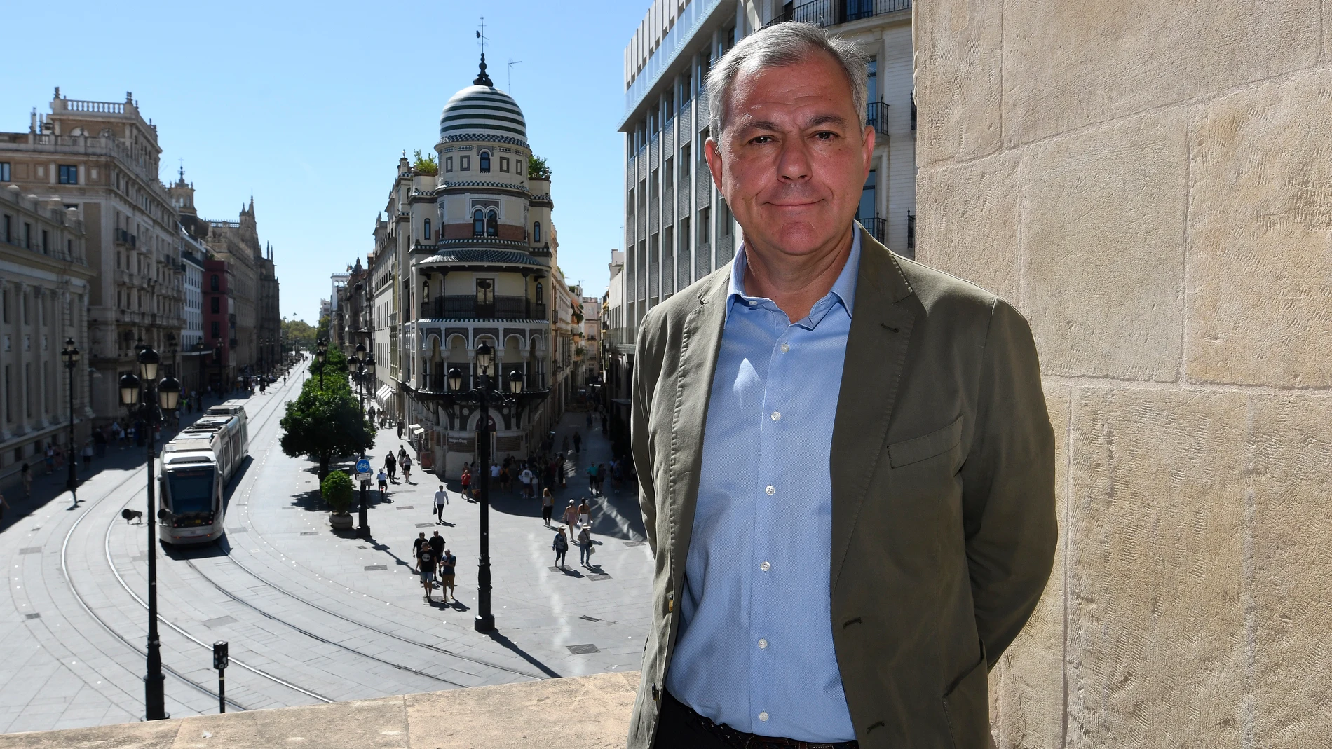 José Luis Sanz, alcalde de Sevilla, posa la terraza del Ayuntamiento