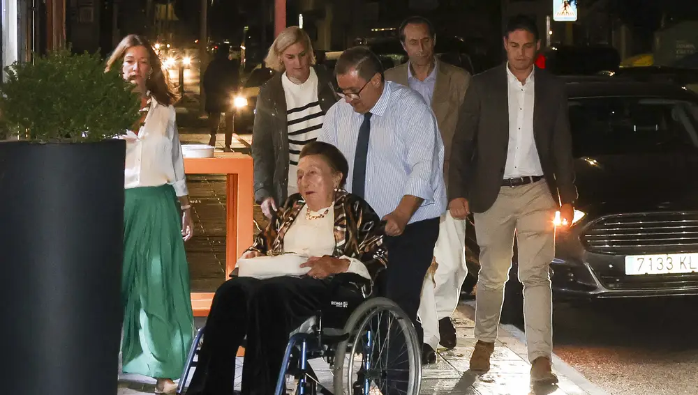 La infanta Margarita llegando al restaurante con sus hijos