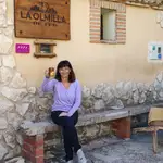 Silvia Camacho, a la entrada de la bodega con un tradicional jarrillo de vino