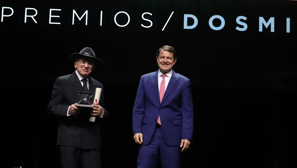 Fernández Mañueco entrega el premio a José María Mezquita