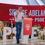 Pedro Sánchez participa en un acto del PSOE en la Rinconada