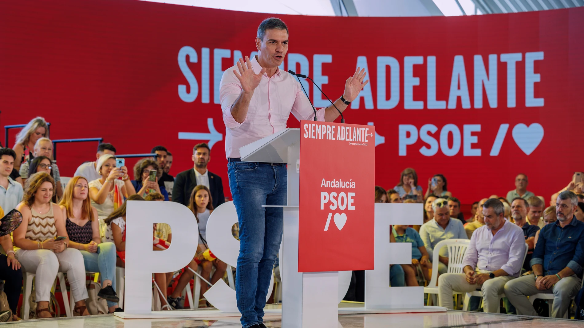 LA RINCONADA (SEVILLA), 30/09/2023.- El presidente del Gobierno en funciones, Pedro Sánchez, participa en un acto del PSOE en la Rinconada (Sevilla), su primera comparecencia pública tras la investidura fallida del líder del PP, Alberto Núñez Feijóo. EFE/Julio Muñoz